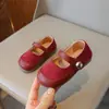 Sapatinhos de Couro para Meninas Primavera e Outono 2025 Novo Estilo Coreano Sapatos Casuais de Corte Baixo para Crianças Sapatinhos de Solado Macio Sapatos de Princesa Retrô