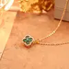 Colar Giratório Flor de Trevo de Quatro Folhas Esmeralda para Mulheres, Estilo Fashion Exquisito de Alto Padrão com Zircônia Microincrustada, Corrente de Clavícula Tendência