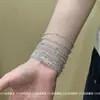 Pulsera geométrica minimalista incrustada con diamantes con un diseño fresco y discreto, única y exquisita, versátil y elegante, adecuada para usar en capas
