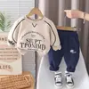 Ropa de Primavera y Otoño para Niños 2026 Nueva Moda Sudadera con Letras para Bebé Conjunto de Dos Piezas de Manga Larga para Bebés y Niños