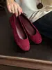 Zapatos planos slip-on de piel de oveja estilo retro francés con tachuelas para mujer, punta redonda plana, versátiles, cómodos, tipo bailarinas