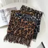 Bufanda de cachemira sintética de estilo europeo y americano, retro de alta gama, con estampado de leopardo, un accesorio cálido y versátil para mujer, un chal cómodo