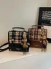 Mochila da Moda Xadrez Retrô Versátil Estilo Estudante Campus para Mulheres Casual Personalidade Fashion Nova Bolsa de Ombro Dupla