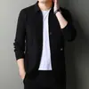 Cárdigan de punto para hombre, chaqueta suéter, nueva tendencia de primavera y otoño para hombre, casual, color liso, top simple, disponible para venta al por mayor