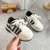 Outono 2026 Novos Sapatos Infantis Meninos Casuais Esportivos Tênis de Skate Meninas Estilo Coreano Crianças de Meia-idade e Mais Velhas Sapatos Individuais Estudante Sapatos Brancos