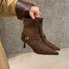 Botas Slim de Salto Alto Tendência Nova para Mulheres Outono 2025 Novas Botas Curtas Elegantes de Bico com Fivela Botas Individuais Retrô