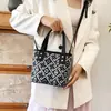 Bolso Cubo de Lujo Ligero de Gama Alta, Nuevo Bolso de Mano con Patrón Wanji de Estilo Étnico de Comercio Exterior, Bolso Cruzado Casual de Moda de Estilo Nacional