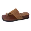 Novas Chinelas de Verão 2026 Retro Slip-On de Solado Grosso Aumentadoras de Altura Bico Quadrado de Tira Única para Mulheres Usarem com Saias