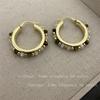 Aretes Retro versátiles Dorados redondos con hebilla para la oreja estilo frío temperamento de alta gama diseño versátil aretes para mujer Yiwu