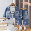 Traje de Mezclilla de Moda Nuevo 2026 para Niños, Conjunto de Chaqueta de Mezclilla para Bebés de Primavera y Otoño, Tres Piezas Estilo Moderno Venta al por Mayor