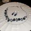 Conjunto de Brincos Quadrados Cravejados de Diamante e Colar de Duas Peças, Fashion, Leve, Colar Luxuoso e de Alta Qualidade, Conjunto de Joias Elegante e Versátil