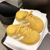 Meias-pantufas retrô de sola grossa e com aumento de altura, leves e versáteis, para mulheres, novas pantufas fechadas antiderrapantes para outono 2026