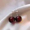 Brincos de Cereja em Resina Vermelha Simples e Elegantes, Sensação de Luxo Leve e de Alta Qualidade, Acessórios de Orelha Frescos e Doces, Acessórios de Outono e Inverno