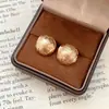 Brincos de Ouro com Pino de Prata S925 Tecido Metálico Estilo Cool Redondo Elegante Brincos Estilo Novo Europeu e Americano Acessórios de Brinco com Sensação Fria
