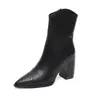 Botas de Moda Femininas Europeias e Americanas de Salto Alto Fino Bico Fino com Zíper Lateral Botas Curtas de Veludo de Inverno para Mulheres Exportação Tamanho Grande Sapatos Femininos Botas Curtas Tendência