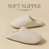 Chinelos silenciosos para mulheres, inverno, todas as estações, sola macia, sem barulho, para interior, casa, quentes, antiderrapantes, chinelos de couro PU e algodão, novos modelos de primavera e outono para homens