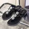 Chinelos Sandálias de Verão Femininas 2024 com Strass Calçados de Praia para Sair Tiras Planas com Strass Redondos Frescos