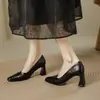 Sapatos Femininos Retrô de Salto Bloco Nova Coleção Primavera 2026 Estilo Minimalista Versátil Moda Salto Alto para o Trabalho Que São Confortáveis e Não Cansam os Pés