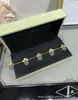 Pulseira Fina de Flor em V com Trevo de Quatro Folhas Banhada a Ouro com Cinco Flores, Espessamente Banhada a Ouro 18K, Trevo de Quatro Folhas Natural de Madrepérola Branca Pulseira da Sorte