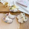 Zapatillas de moda para niñas 2026 otoño e invierno nuevo estilo zapatillas versátiles con lazo para niños zapatillas elegantes con suela blanda zapatillas de entrenamiento alemanas