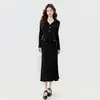 Elegante vestido estilo francês para ocasiões importantes, com cintura marcada e um toque sofisticado, combinado com um vestido de tricô cor de café para o outono