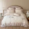 Conjunto de quatro peças de veludo bordado grau A, apresentando uma estampa digital francesa com bordas plissadas e um padrão de rosas, uma capa de edredom espessada para outono e inverno