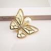Broche de mariposa de perla de concha de madre natural para mujer, pin exquisito de alta gama, accesorios para traje, elegante prendedor de solapa de alta gama