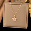 Colar de Aço Titânio Dongguan para Mulheres com Pingente em Forma de Coração com Diamante Rosa Microincrustado, Corrente para Clavícula Versátil e da Moda, Banhado a Ouro 18K