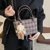 Bolso bandolera de un solo hombro estilo coreano para otoño, bolso de mano diario con colgante, nuevo estilo para ir al trabajo para mujer, diseño dulce y lindo 2026, con estampado de cuadros y adorables motivos de dibujos animados
