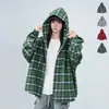 Chamarra Camisa con Capucha a Cuadros Estilo Hong Kong para Mujer Otoño 2025 Nueva Holgada Estilo Perezoso de Longitud Media Tops Casuales