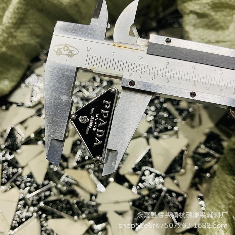 三角普拉达饰品配件