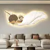 Pintura decorativa de restaurante de plumas transfronterizo con reloj, arte de pared de ciervo de lujo ligero, mural de pintura de luz LED de paisaje de estilo chino nuevo para sala de estar