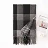 Bufanda Gruesa de Invierno 2025 Estilo Nuevo Cuadros Versátil para Mujer Borlas Moda Bufanda Cálida para el Cuello Cómoda Bufanda de Cachemir Sintético