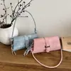 Bolso Retro de Cuero PU para Mujer, Moderno y Versátil, con Hebilla Metálica, Adecuado para el Viaje Diario, Bolso Cuadrado Pequeño, Se Puede Usar como Bolso de Hombro, Bolso Cruzado o Bolso de Mano, con un Colgante
