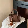 Design de nicho retrô transfronteiriço, bolsa tipo balde de estilo descontraído para mulheres, adequada para o trabalho e o trajeto diário, simples, moderna e fashion, pode ser carregada na mão ou usada como bolsa transversal