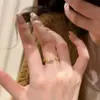 Caperucita Roja Explosiones Super Industria Pesada Anillo Pequeño de Serpiente Dorada 2024 Nuevo Estilo Retro de Corte Anillo Dorado