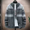 Cardigan de Tricô Jacquard Estilo Étnico Retrô Masculino Gola Alta Listras Coloridas Solto Casaco Suéter Roupa Masculina