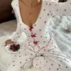 Ropa de casa de venta cruzada europea y americana con estampado de cerezas, pijama de manga larga para mujer con bordes enrollados, se puede usar afuera, conjunto de dos piezas con pantalones largos