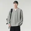 Sudadera de marca de moda estilo americano para hombre, dos piezas falsas, temporada primavera/otoño 2026, cuello henley, manga larga, camiseta versátil talla grande