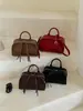 2026 Nuevo Bolso Boston Rojo de Gama Alta para Mujer Diseño de Nicho Portátil Hombro Cruzado Versátil Bolso de Viaje para Mujer