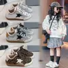 Tênis casuais infantis 2026 com estampa de estrelas, sola macia, antiderrapante, com lantejoulas, moderno, fashion, respirável, calçados esportivos para meninos e meninas