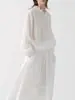 Estilo Relaxado e Fashion com Textura Levemente Amassada, Barra que Marca a Cintura, Gola Irregular de Renda Retrô, Camisa Branca para Mulheres 34231