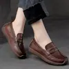 Novas Sapatilhas Femininas de Couro Slip-On Planas Retro Versáteis Primavera 2026, Sapatos Versáteis para Mães, Sapatos de Solado Macio