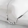 Collar de cadena de plata ligero y lujoso estilo coreano para mujer, con un diseño único y discreto, perfecto como cadena para la clavícula o un accesorio sencillo con pequeños colgantes cuadrados.