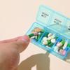 Caja de medicamentos pequeña portátil de 3 compartimentos para personas mayores, caja de medicamentos conveniente para personas mayores, caja pequeña de plástico transparente linda en stock