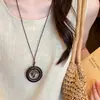 Collar colgante vintage de madera con cuentas de mariposa, un accesorio étnico único y elegante para mujer, una cadena larga y versátil perfecta para combinar con suéteres.