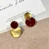 Brincos Redondos Vermelhos Assimétricos, Brincos Modernos e Únicos Estilo Metal Escovado, Acessórios de Orelha Vermelhos de Luxo Leve e High-End