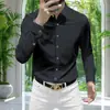 Camisa de manga comprida lisa de alta qualidade, elegante e resistente a rugas para homens, adequada para uso business casual, com corte slim e tecido stretch, na cor vinho.
