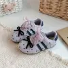 Sapatos femininos 2026 primavera e outono novos tênis de treino infantis com sola macia, sapatos esportivos para meninas pequenas, sapatos de malha para meninos