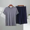 Nuevo estilo de verano pijama de modal transpirable con cuello redondo, conjunto casual fino de ropa para el hogar para hombre con pantalones cortos de manga corta